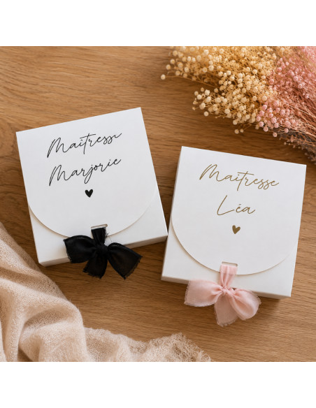 Coffret cadeau personnalisé Maîtresse – Boîte à bijoux, porte-clés et chaussettes