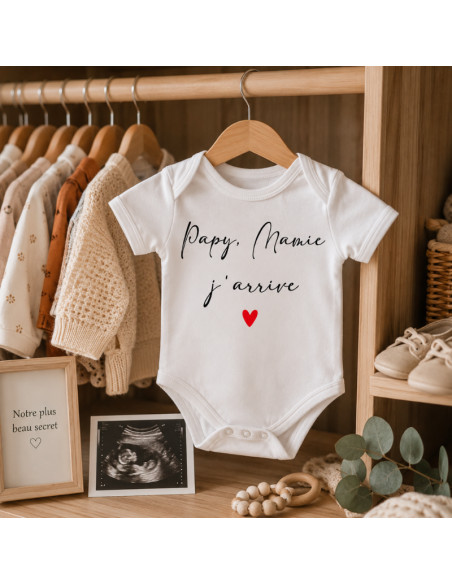 Body bébé personnalisé "Papy, Mamie j'arrive" – Annonce de grossesse