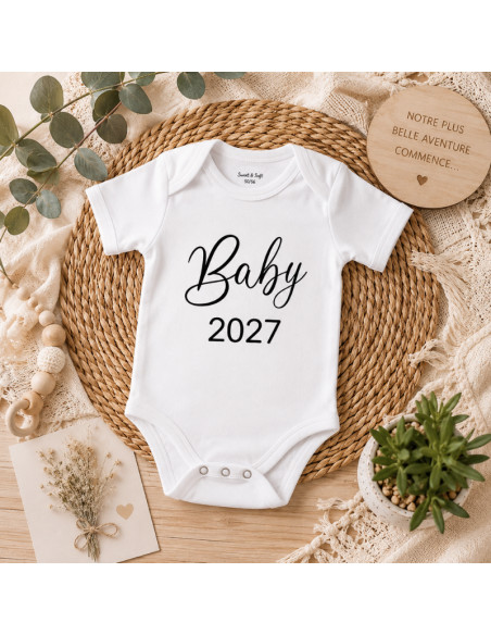 Body bébé "Baby" personnalisé avec l'année de votre choix – Annonce grossesse